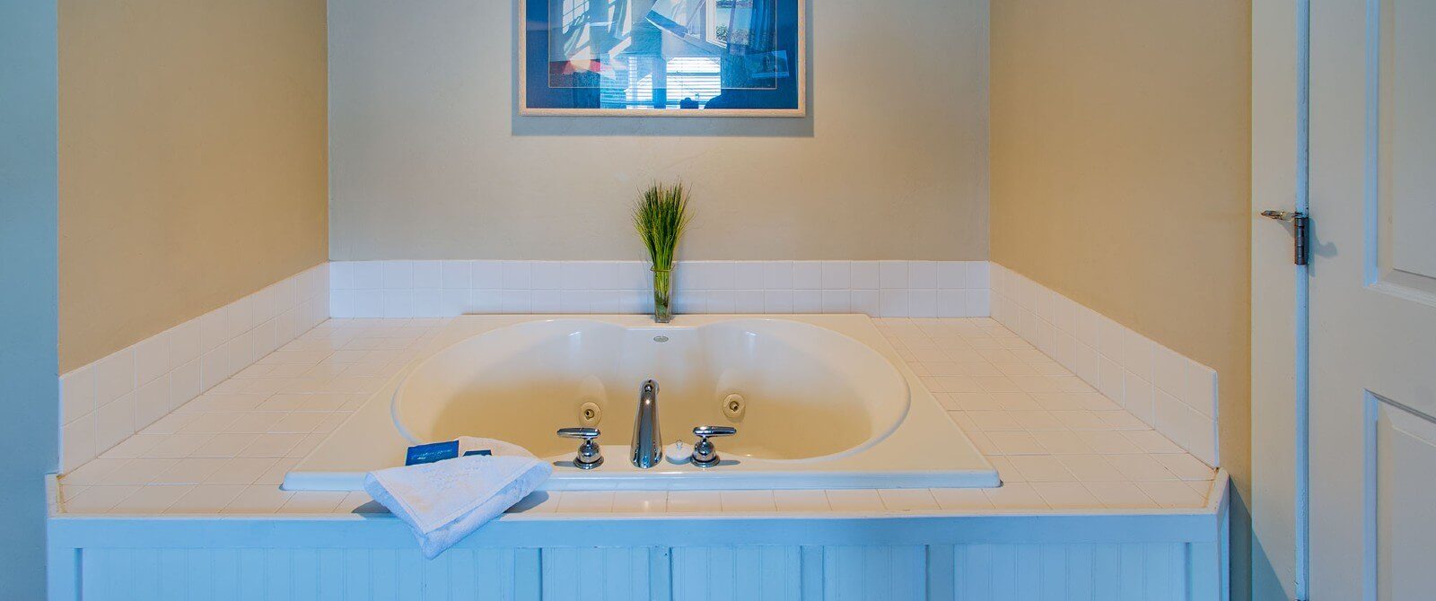 Nook in a bedroom with large jacuzzi soaker tub